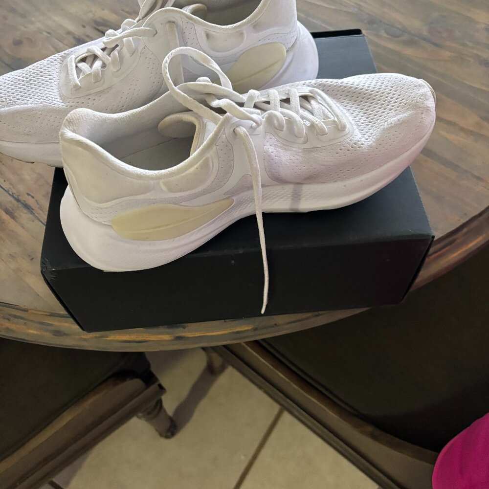 Lululemon beyondfeel running shoe